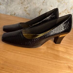 J Renee black leather pumps size 7
